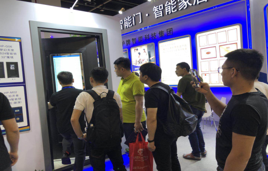 現(xiàn)場直擊——護(hù)牌智能門智能家居亮相永康門博會